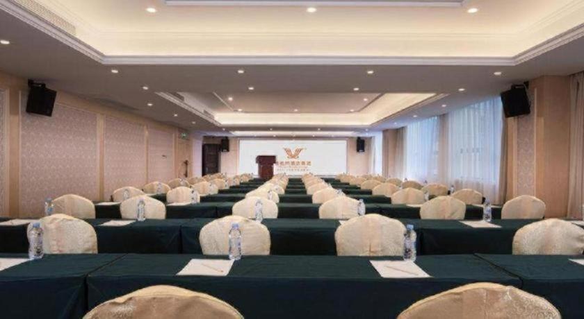 Vienna Hotel Huizhou (Huabianling Square Branch) 41/50