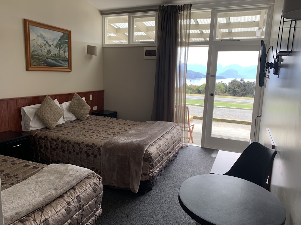 MANAPOURI LAKEVIEW MOTOR INN 23/69
