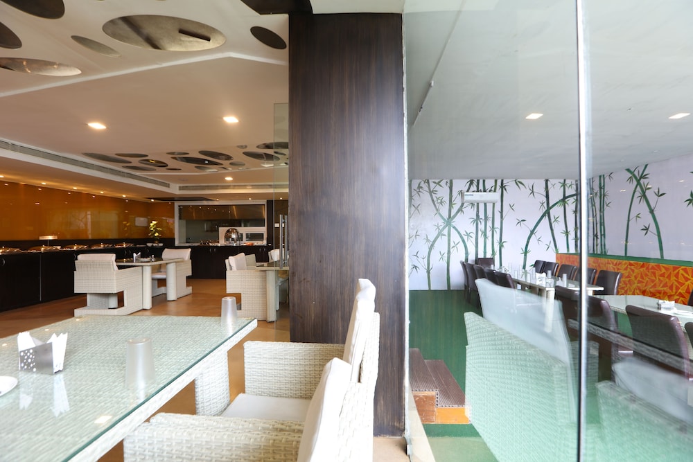 OYO Premium Airport Avinashi Road 8/17