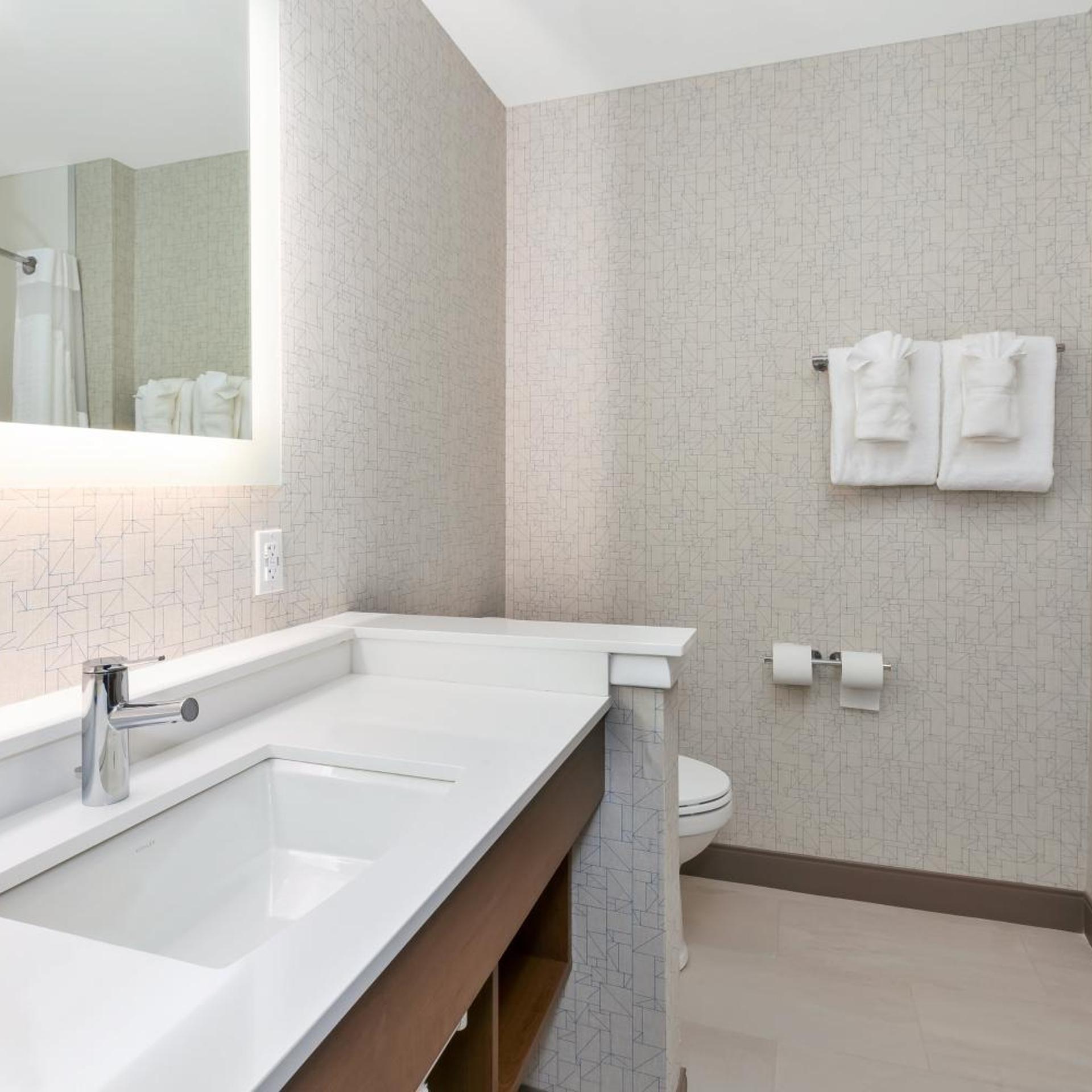 غرفة قياسية بسرير كوين مع أريكة، Holiday Inn Express Suites Grand Rapids Airport South 9/9