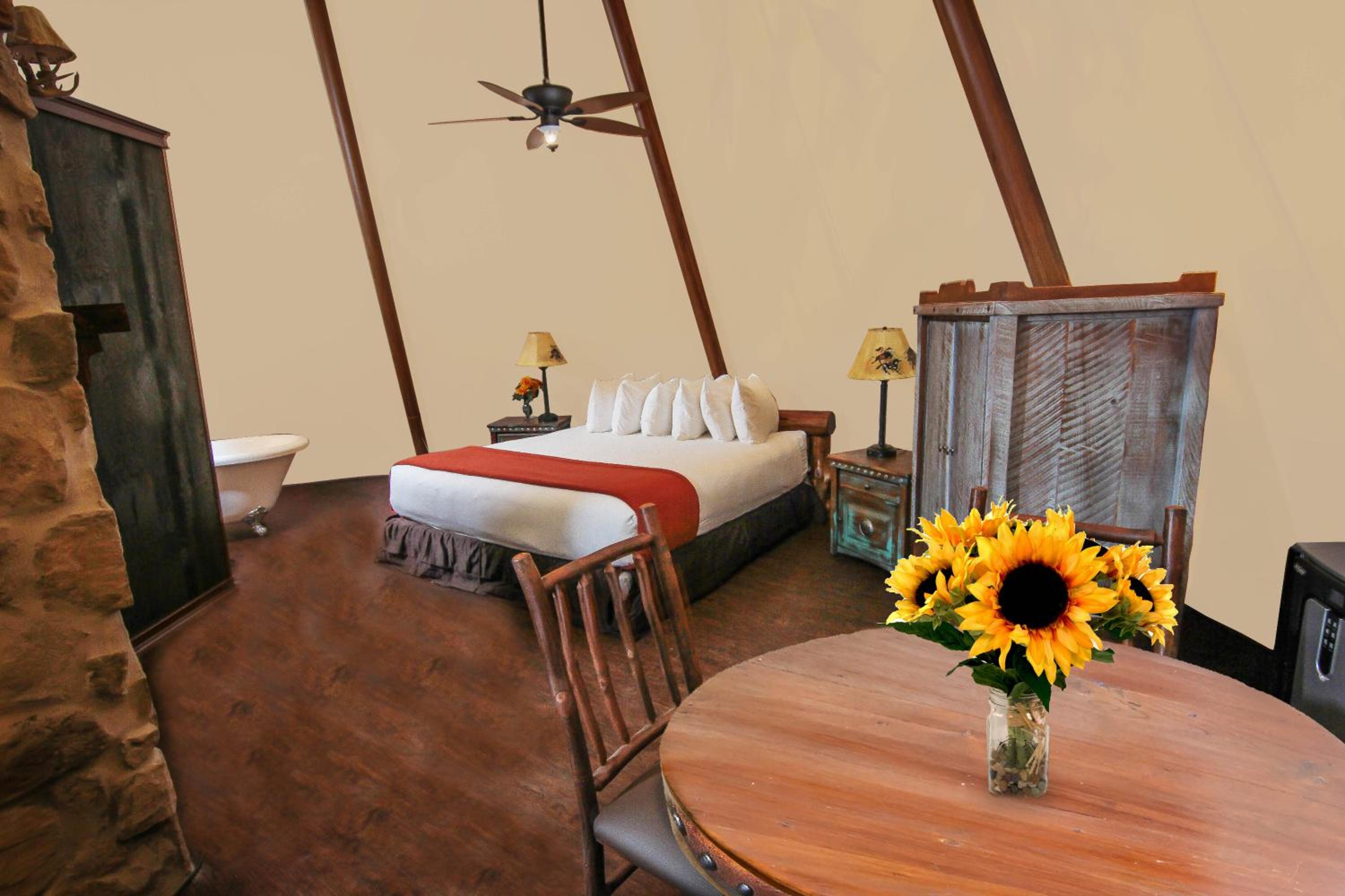 غرفة فاخرة بسرير كينج مع أريكة، Westgate River Ranch Resort & Rodeo 2/4