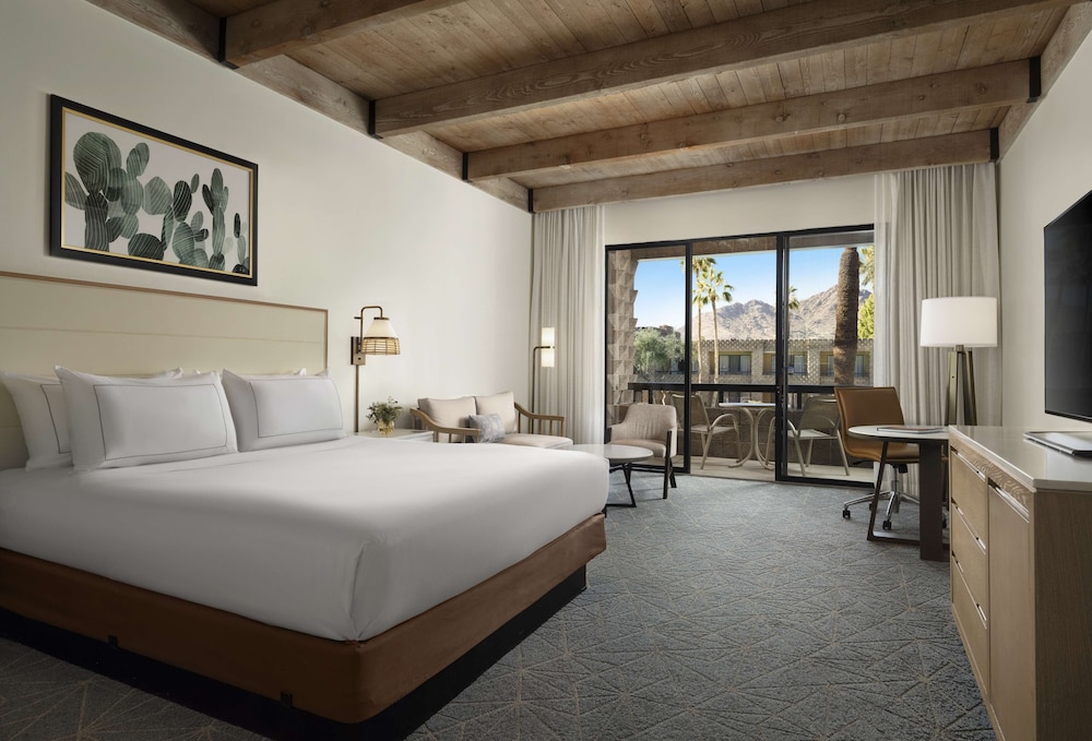 Room, King Bed, Camelback Mountain View, Patio
