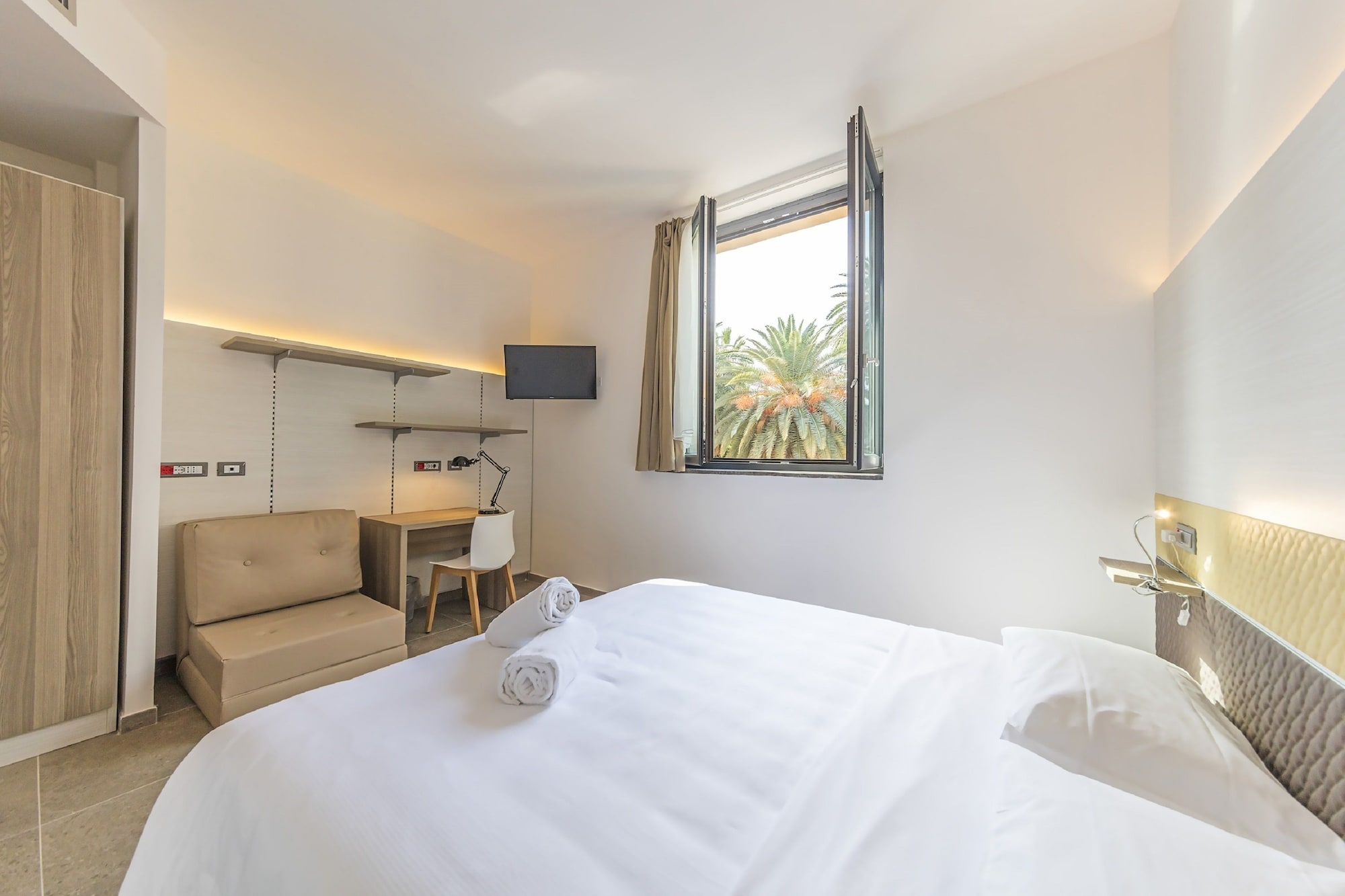 SUPERIOR, DOUBLE OR TWIN BED