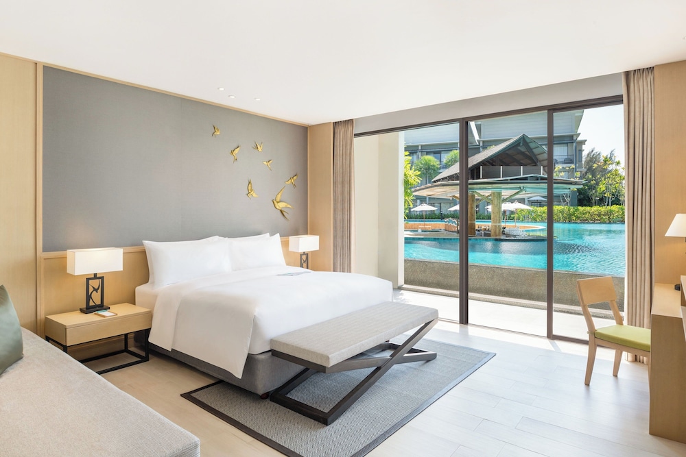 Room, King Bed, Pool View, Sofa, Pool Access