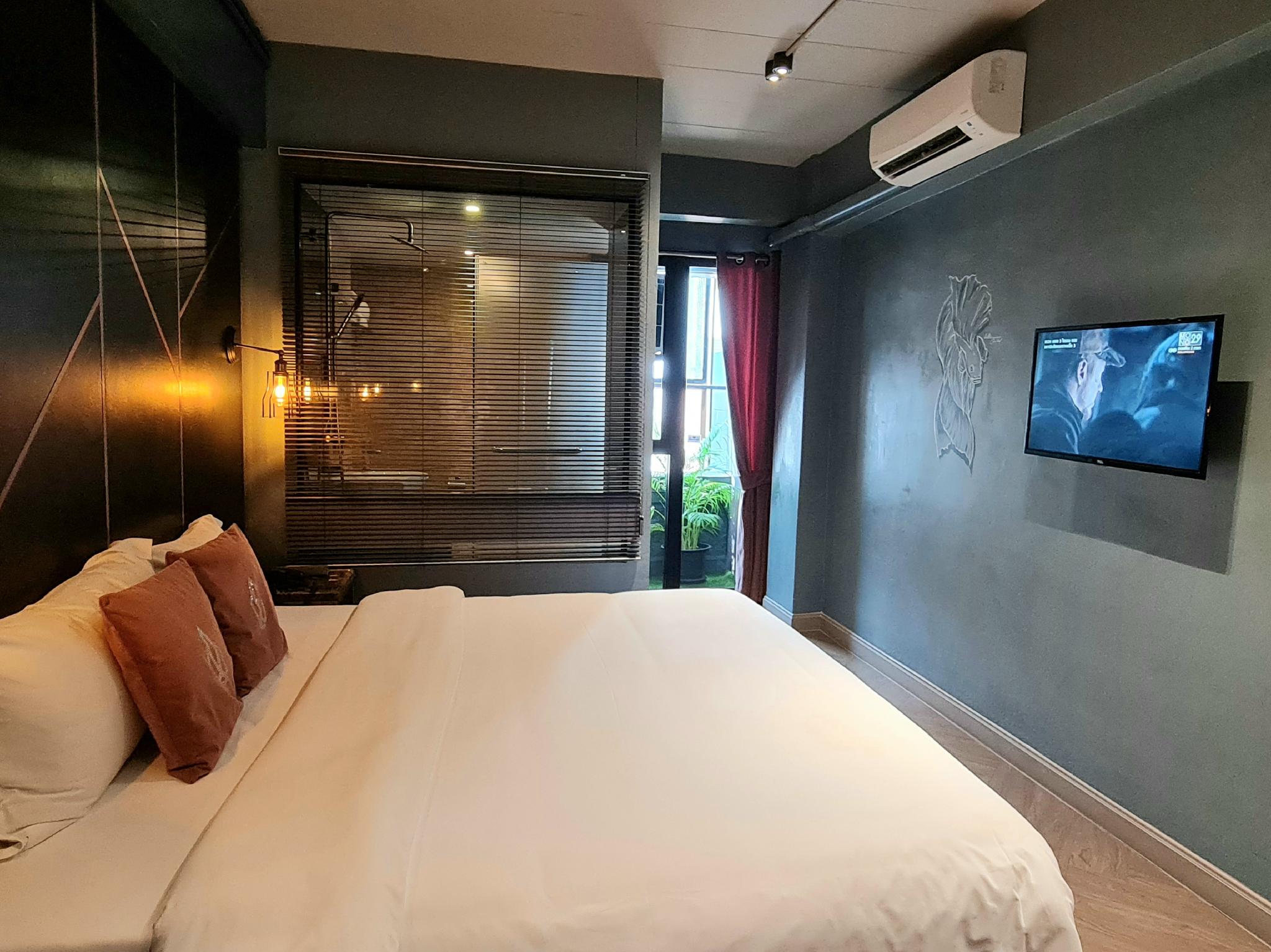 EXECUTIVE, KING BED