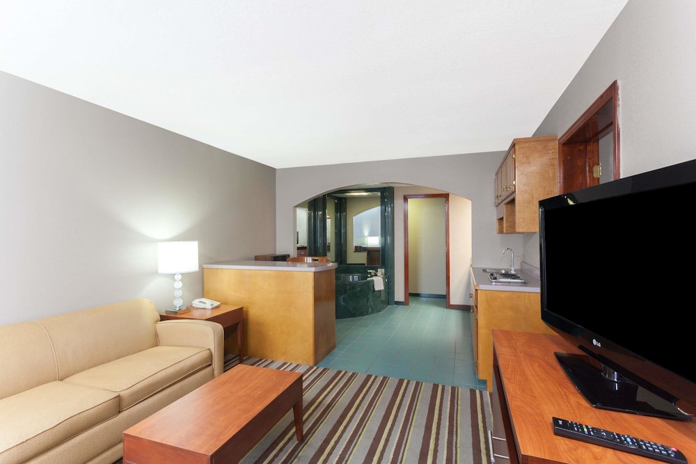 Super 8 By Wyndham Clarksville Northeast 15/21