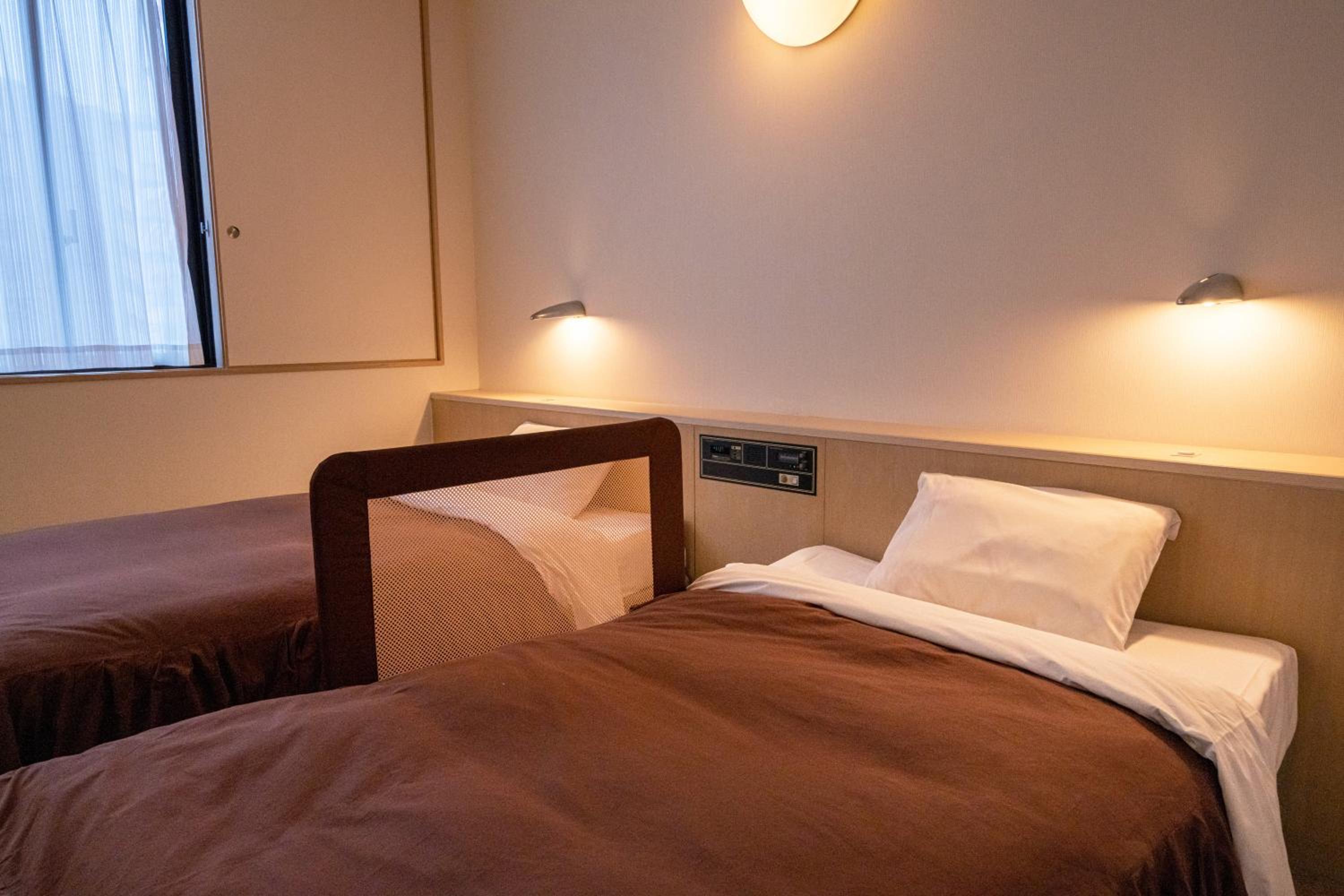 Standard, Twin Beds