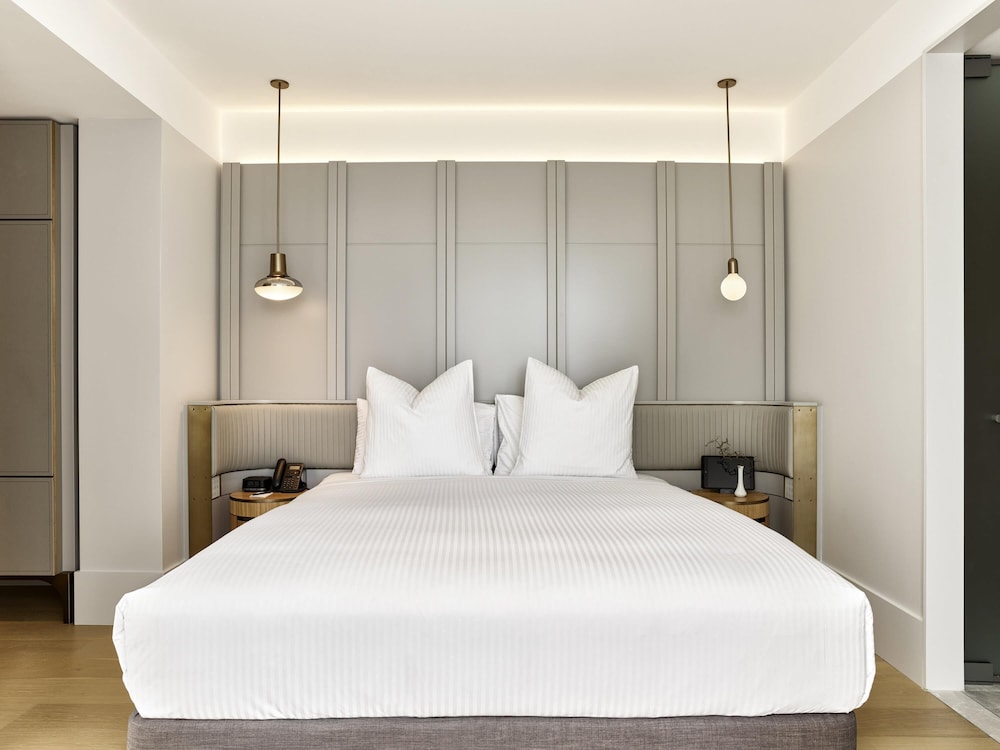 JUNIOR SUITE, KING BED