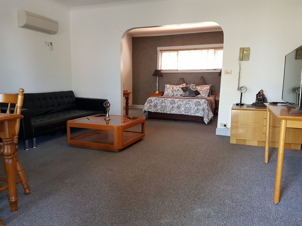 SWAGGERS MOTOR INN(FORMERLY Sundowner Yass) 33/46