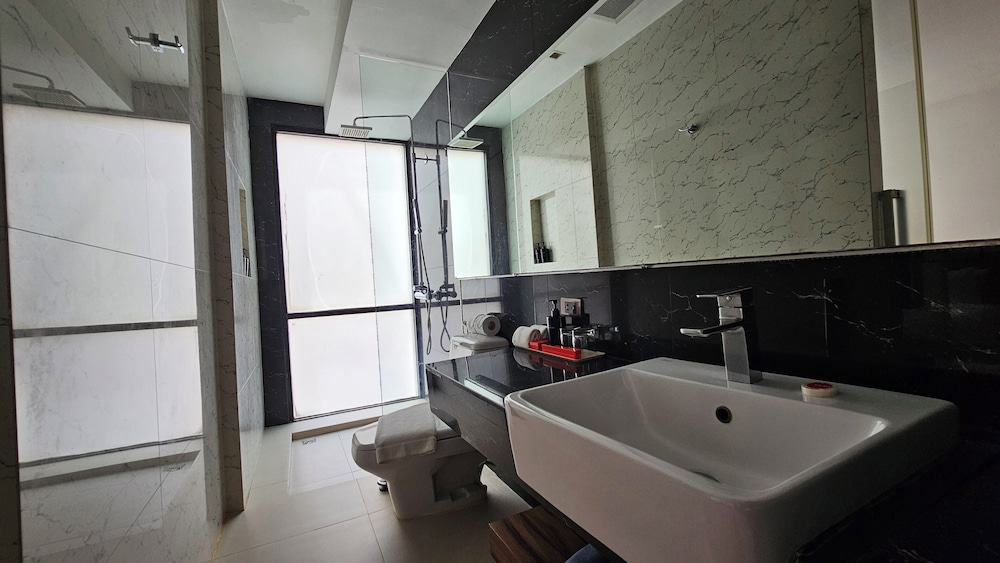 Uno Express Asoke Sukhumvit Bangkok 65/67