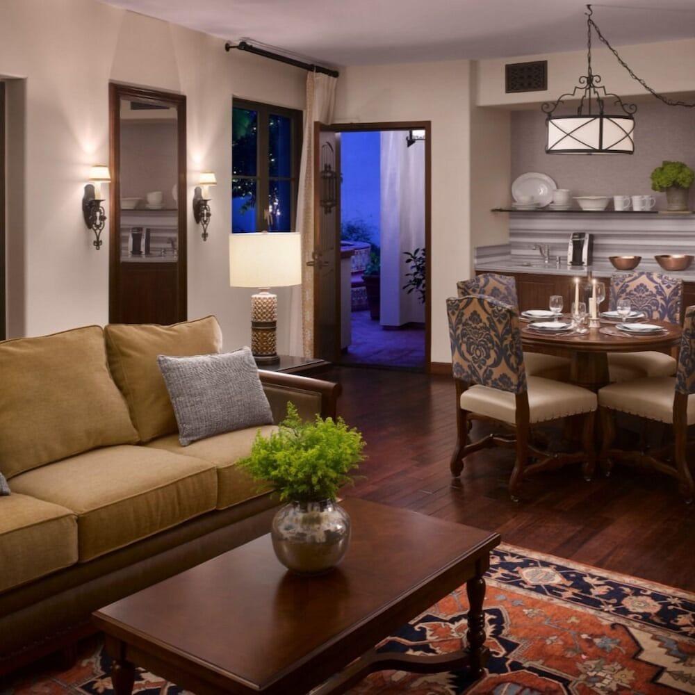 SIGNATURE, STUDIO, SUITE, QUEEN BED