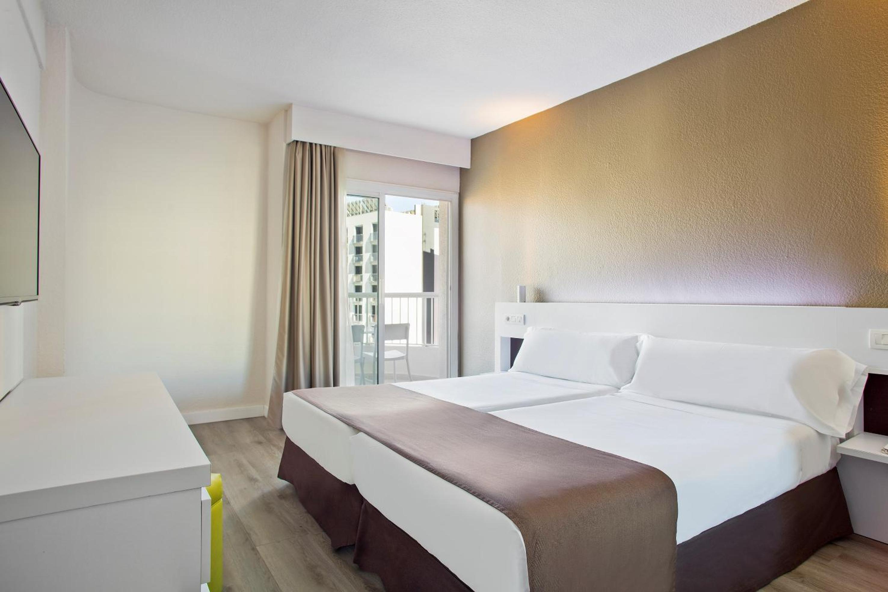 Sol, Pelicanos, Single Bed, Pool View