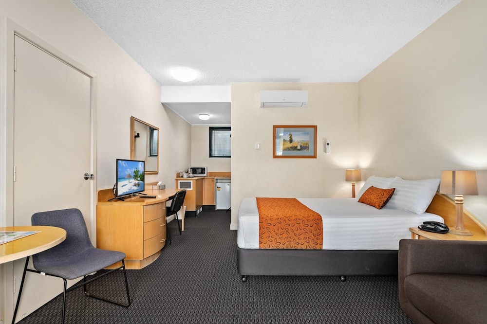PARK MOTOR INN 24/54