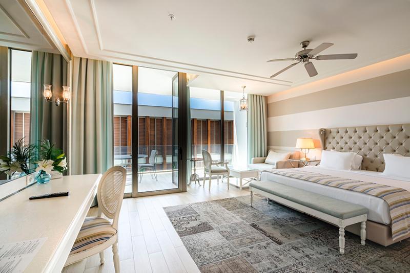 Premium, Queen Bed, Land View
