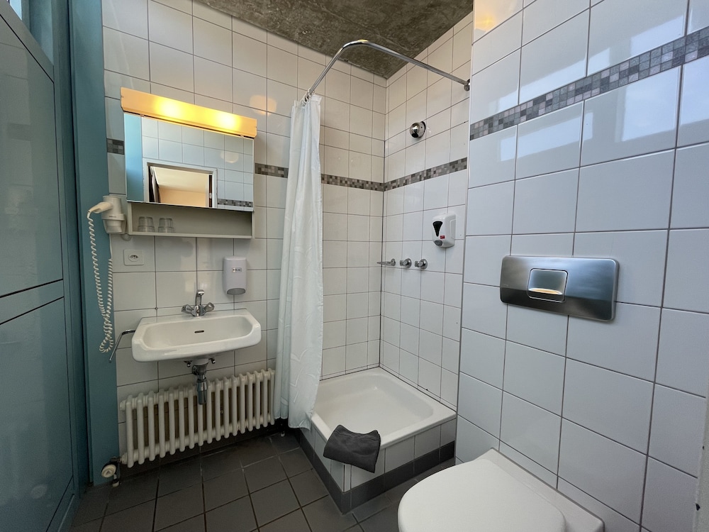 Geneva Hostel 69/70