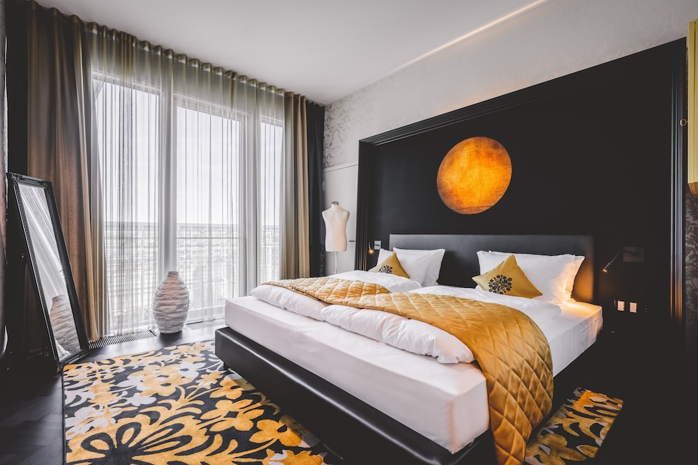 SUITE, QUEEN BED, TERRACE