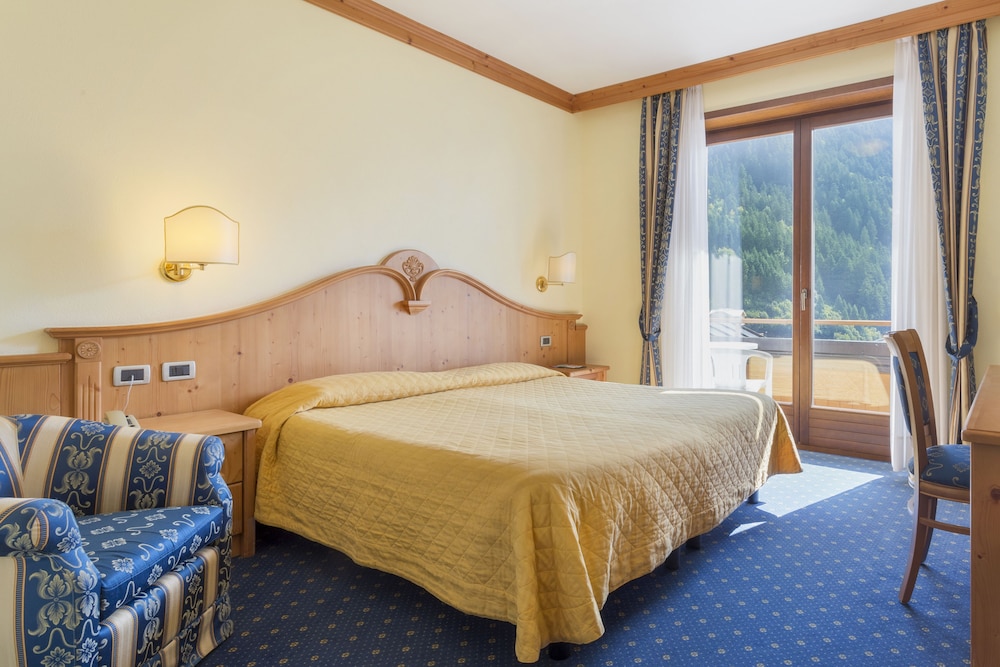 DOUBLE OR TWIN BED, BALCONY