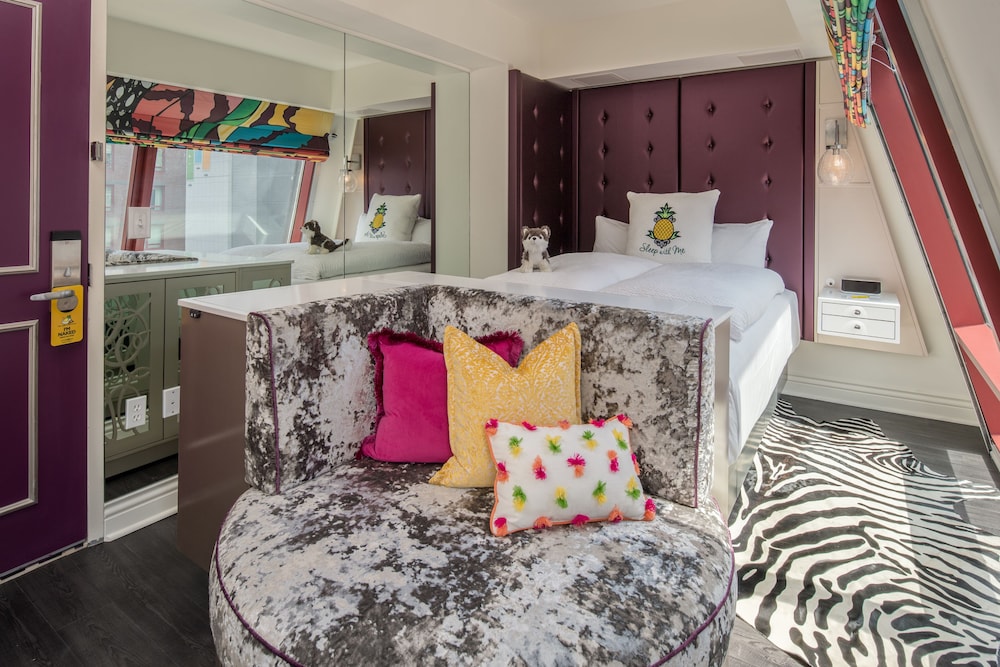 JEWEL BOX, QUEEN BED