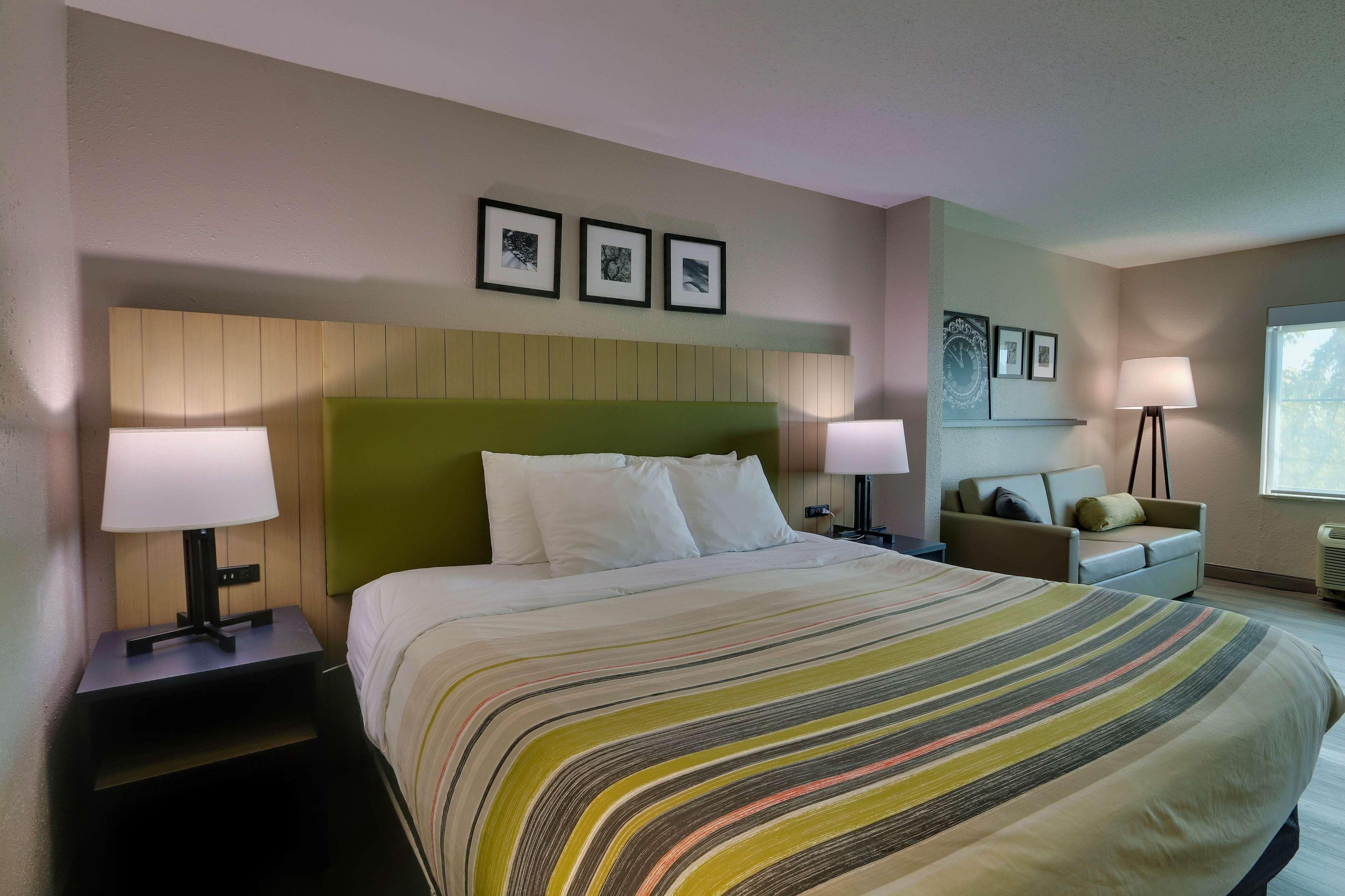 SUITE, KING BED