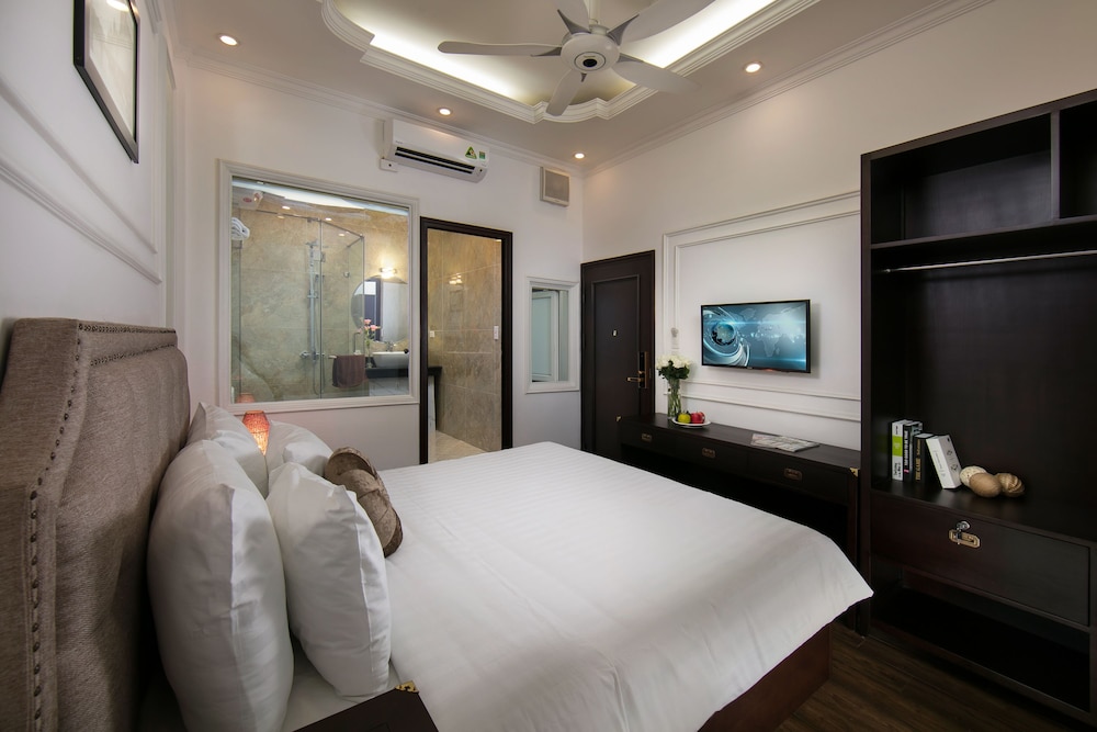 DELUXE, DOUBLE OR TWIN BED