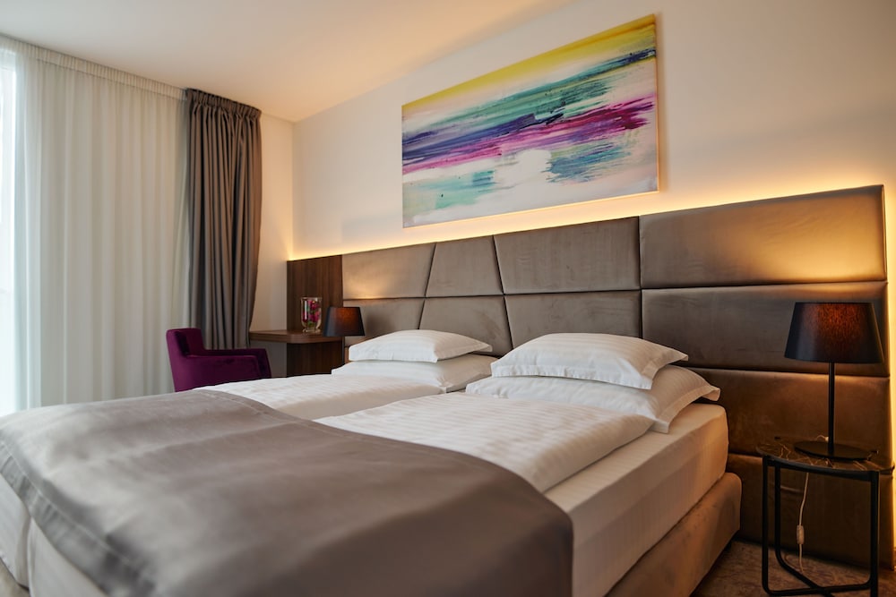Standard, Queen Bed, Park View, Paris Hotel 3/10