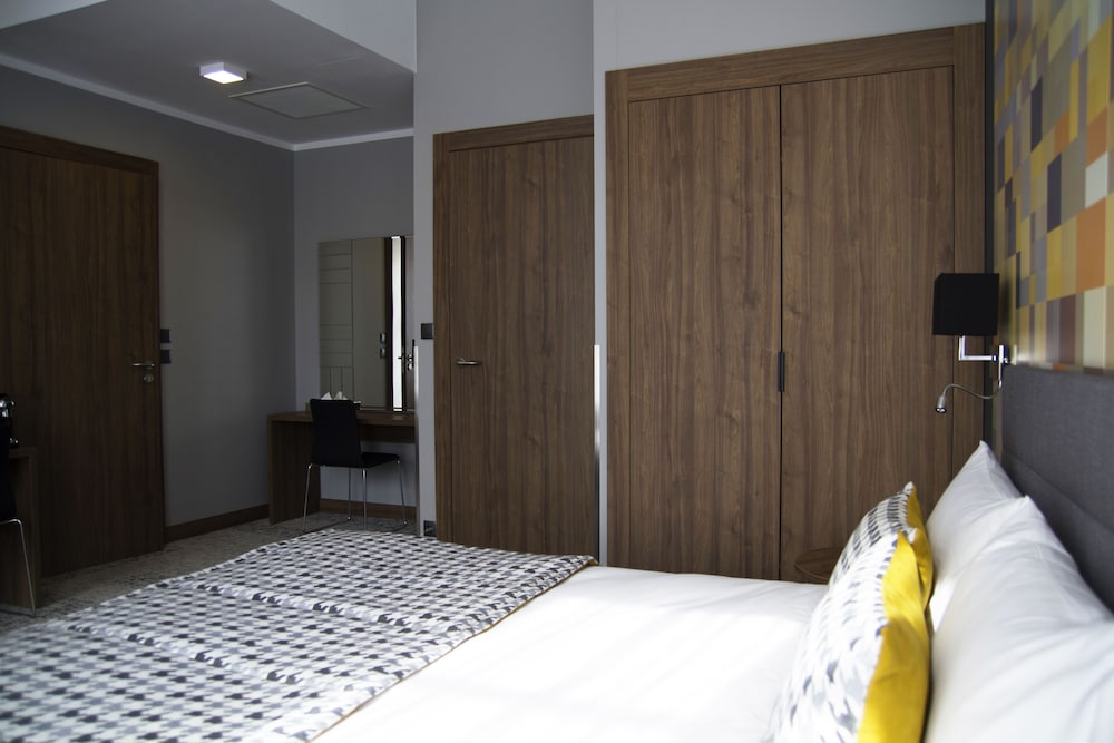 SUITE, QUEEN BED, COURTYARD VIEW