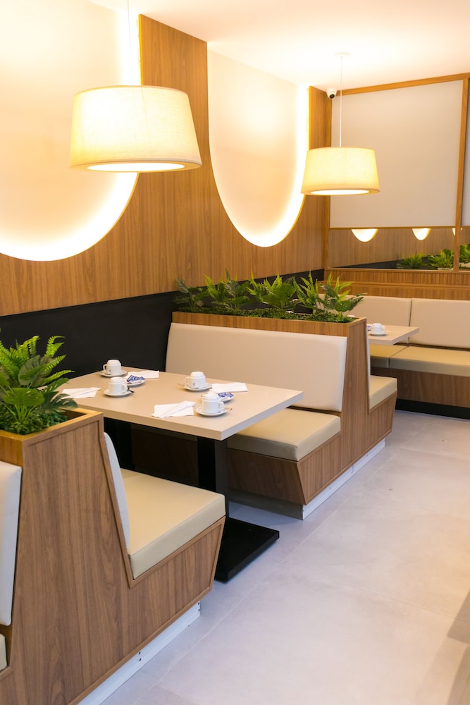 Regency Park Hotel 50/53