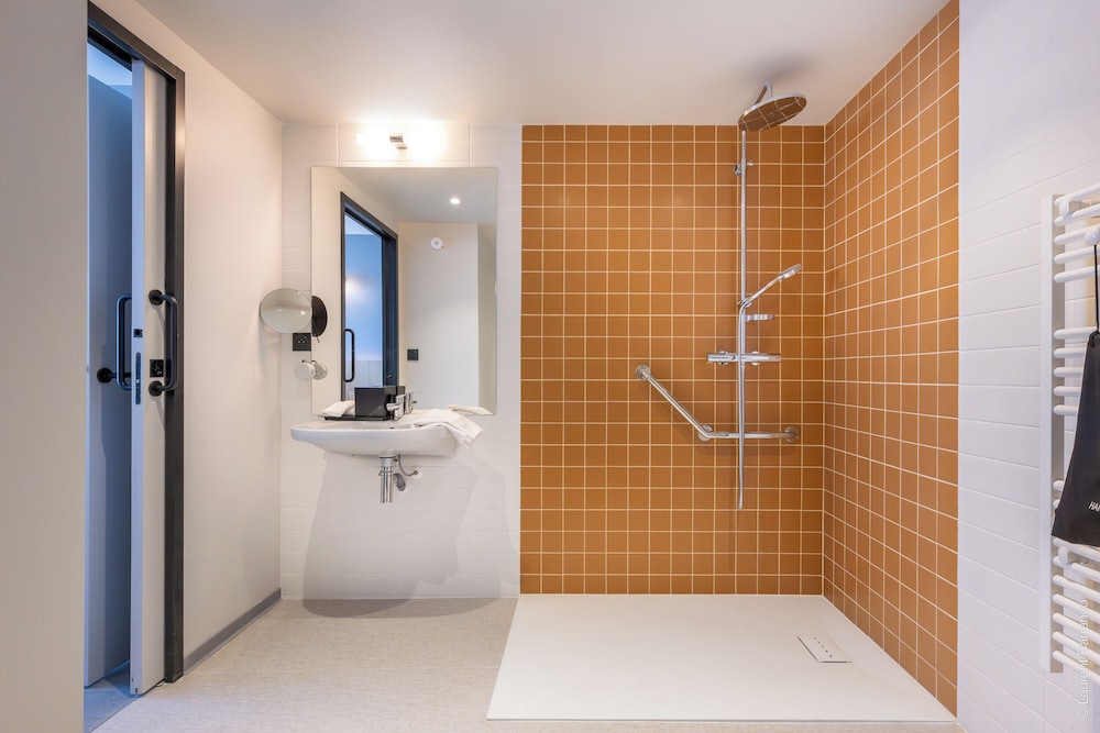 STUDIO, QUEEN BED, KITCHENETTE, ACCESSIBLE
