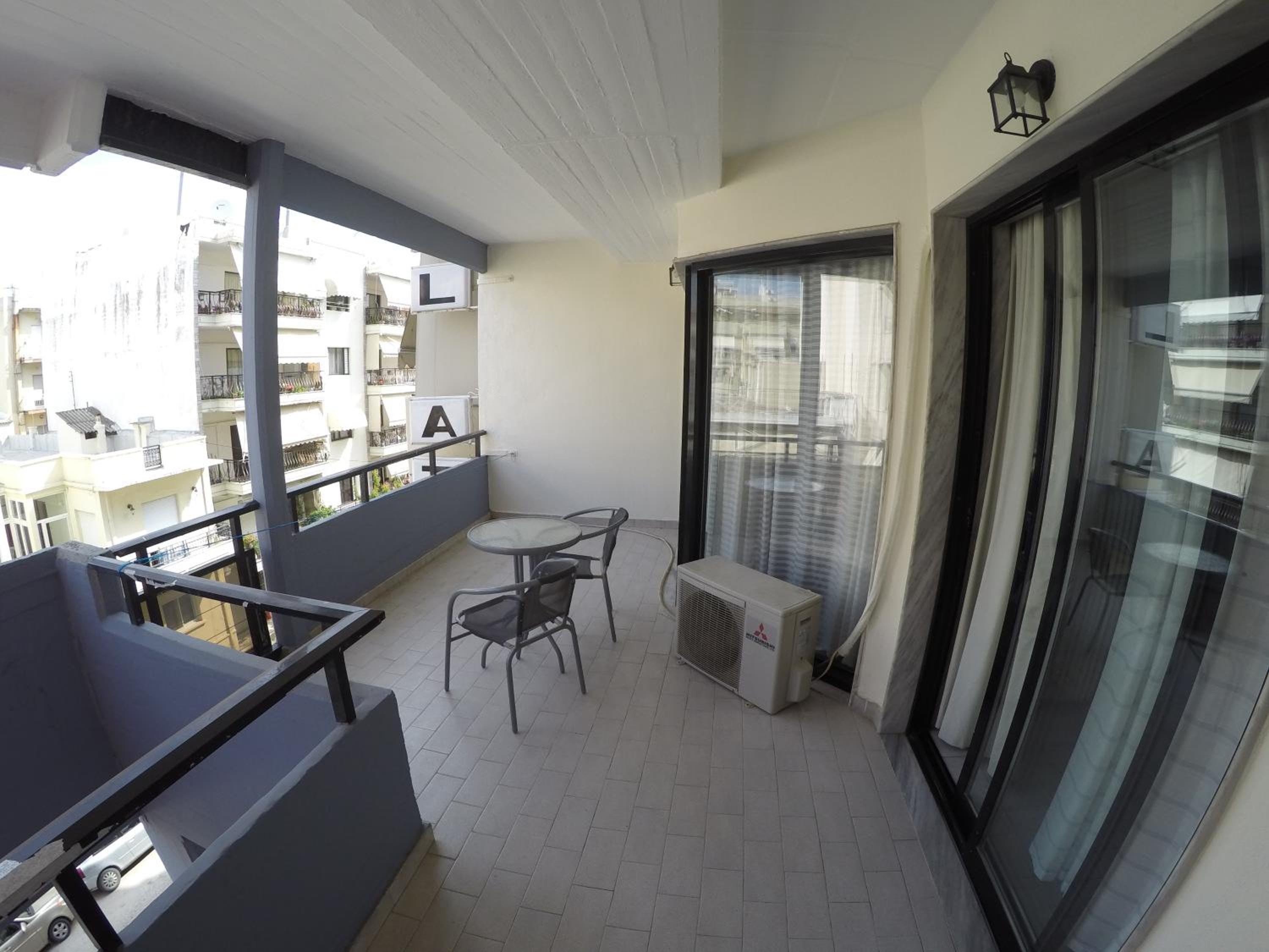 Athina 28/43
