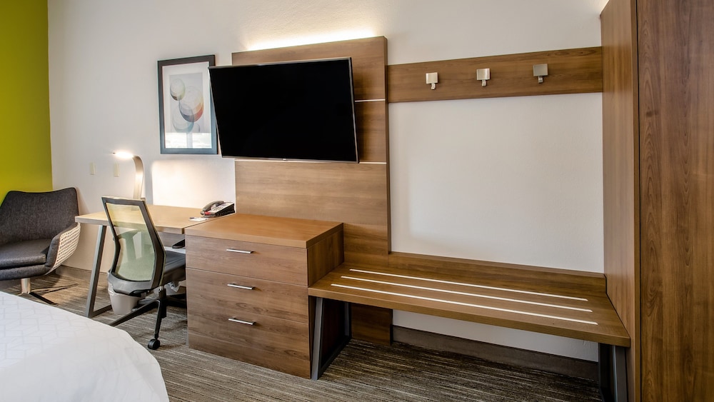 Holiday Inn Express And Suites Olathe South 48/48