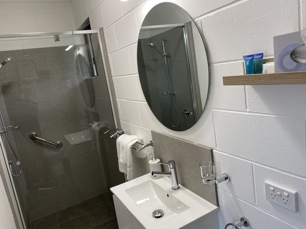 Moffat Beach Motel 60/62