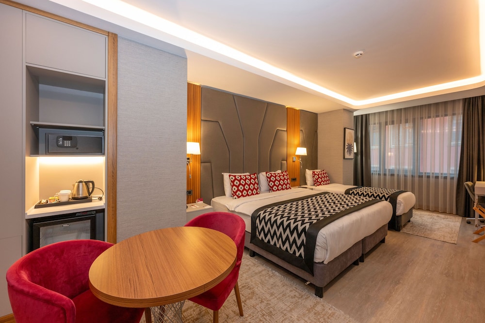 EXECUTIVE, TRIPLE, KING BED