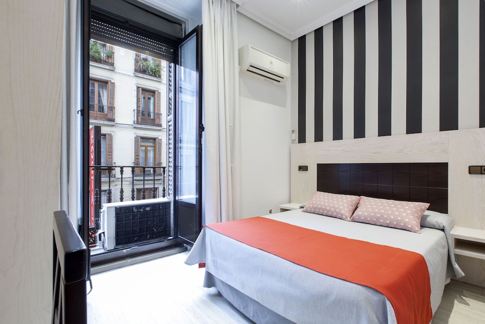 ROOM, DOUBLE BED