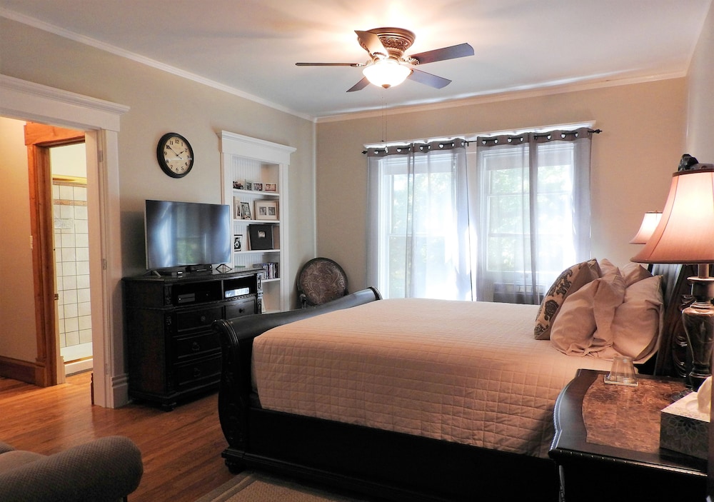 Champaign Garden Inn 11/50