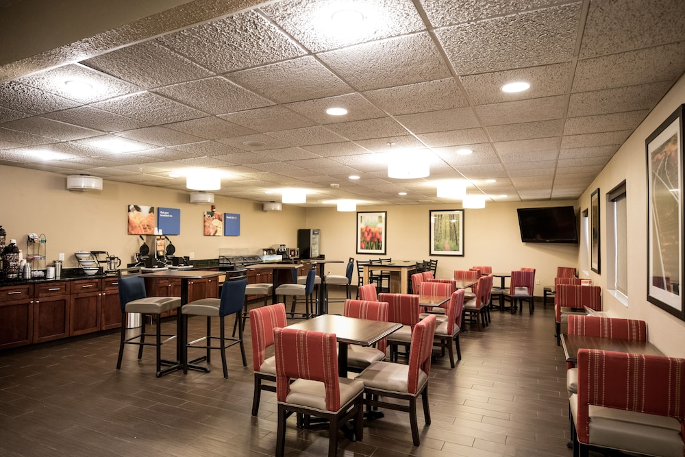 COMFORT INN AND SUITES PAW PAW — 9