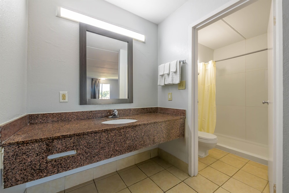 غرفة ديلوكس بسريرين كوين بمطبخ صغير للمدخنين، Motel6 Stockbridge, GA - Hwy 138 W 6/7
