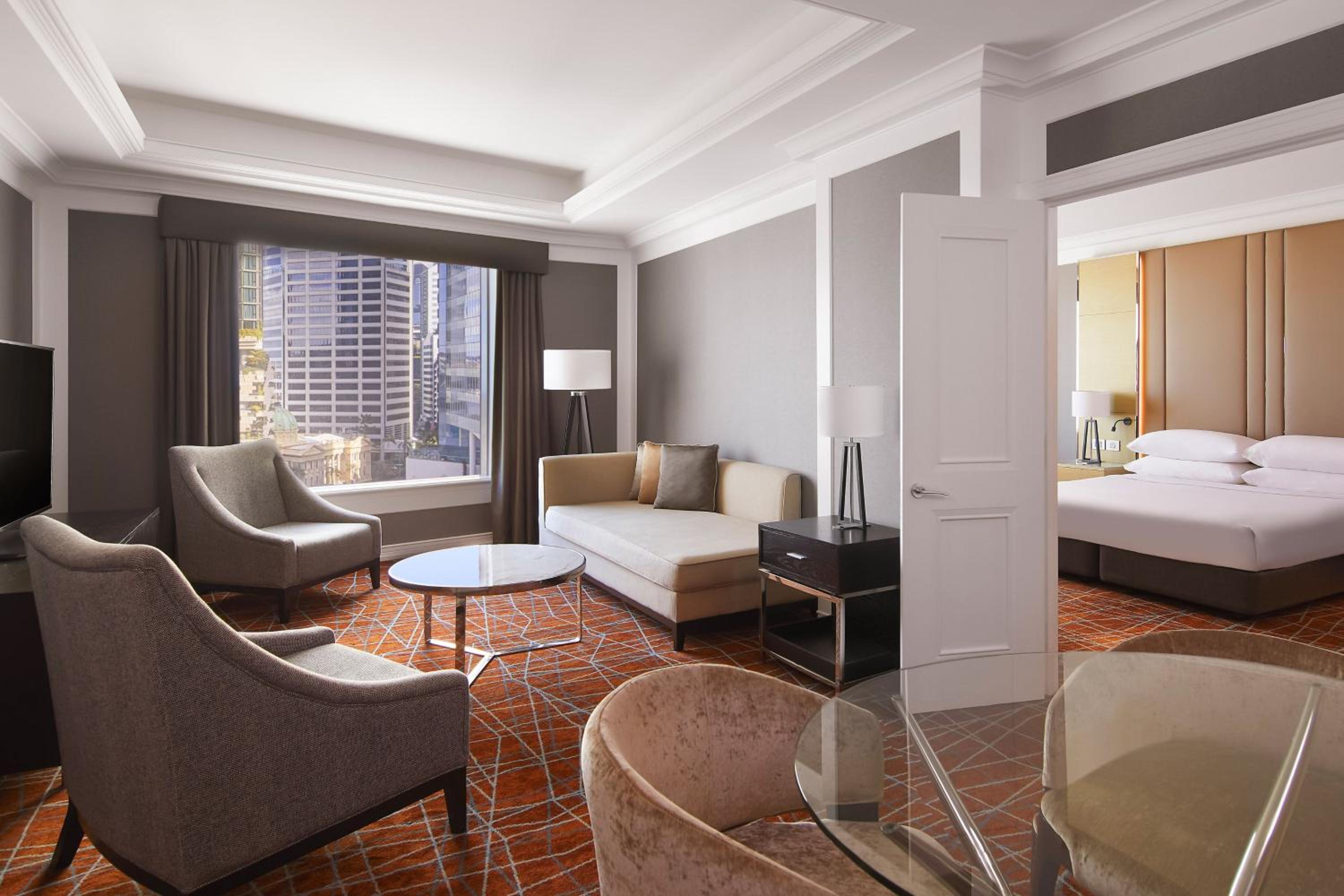 1 Bedroom, Executive, Suite, King Bed, Partial River View, Jetted Tub, High Floor