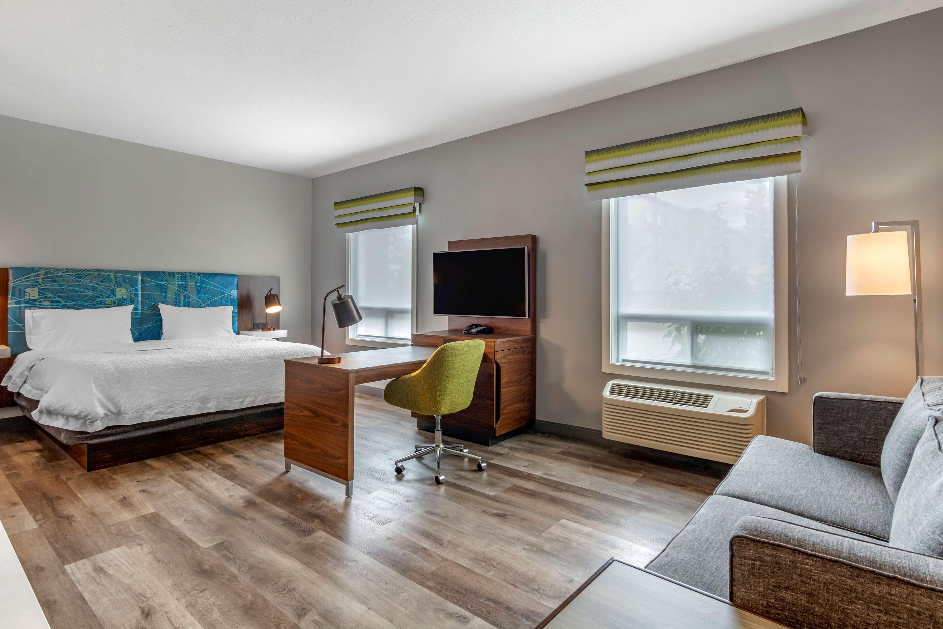 STUDIO, SUITE, KING BED, SOFA