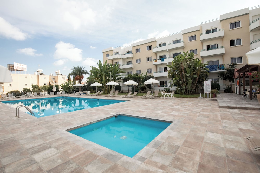 DebbieXenia Hotel Apartments 40/45