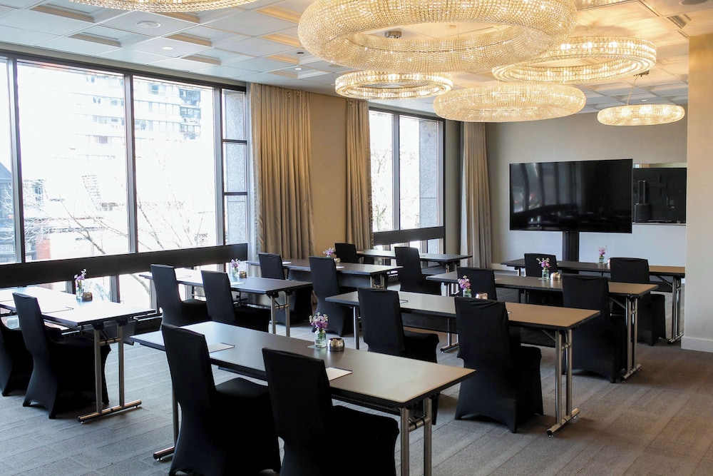 Thompson Chicago Ex Sutton Place Hotel 66/77