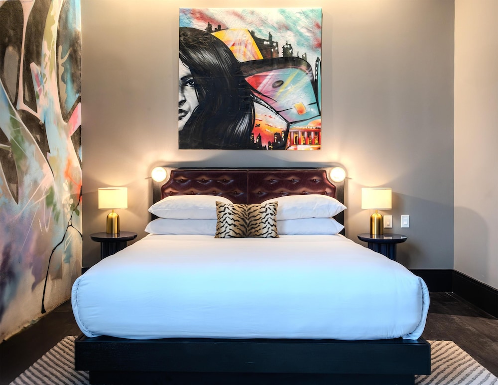 ROOM, QUEEN BED