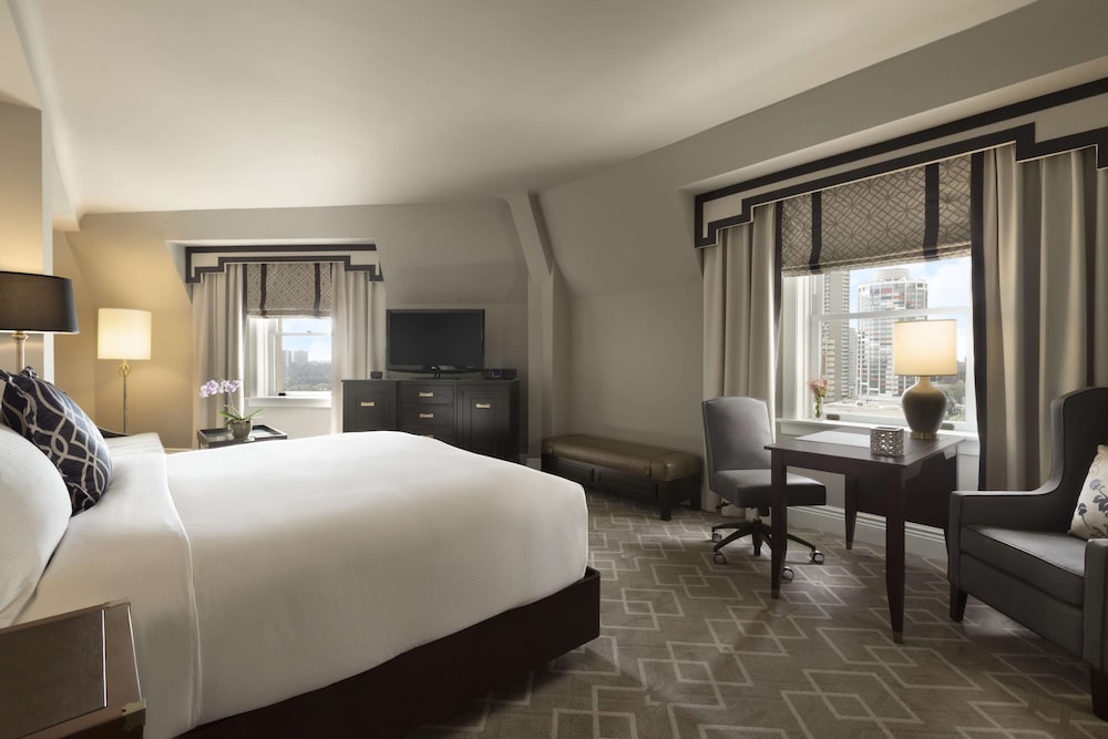 Fairmont Gold, King Bed
