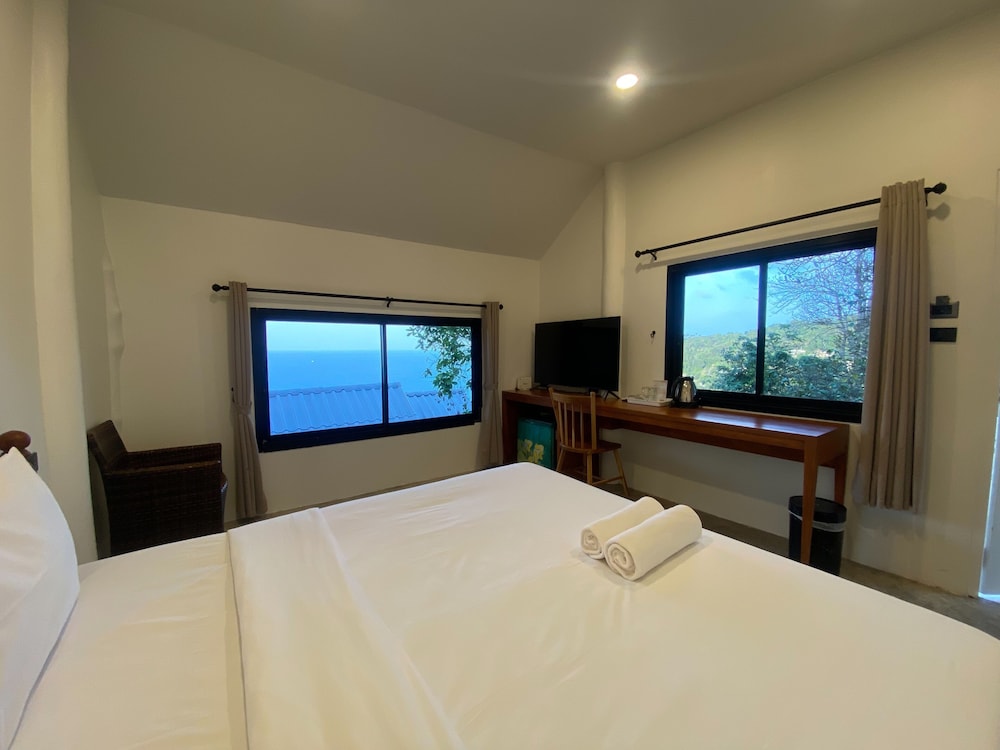 SUPERIOR, PARTIAL SEA VIEW
