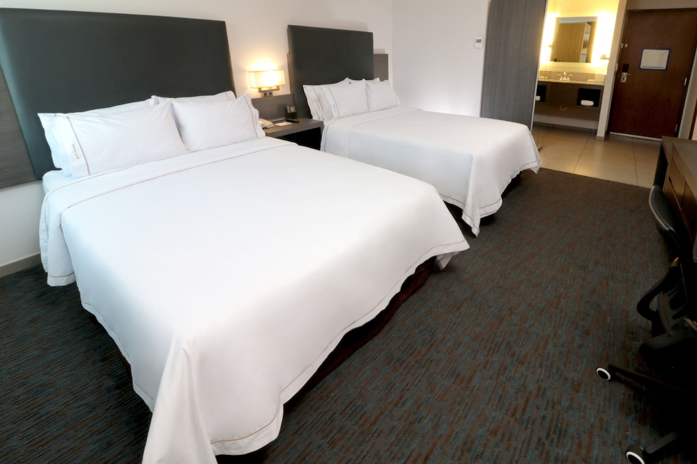 Holiday Inn Express Suites Hermosillo 11/50