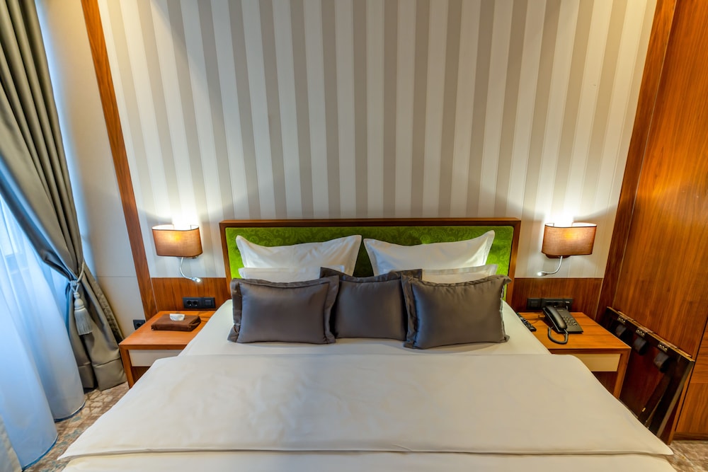 HERITAGE HOTEL KRONE 32/77