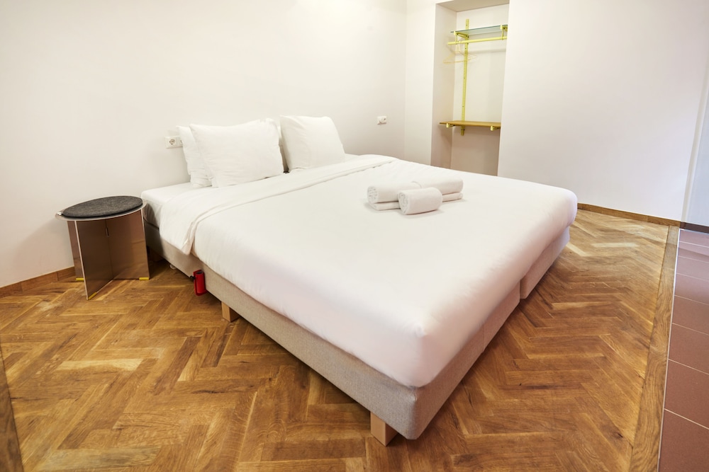 Landscape, Queen Bed, Bathtub