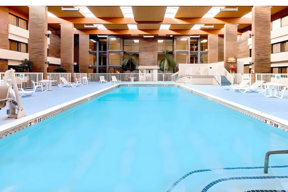 MainStay Suites Lansing West 23/37