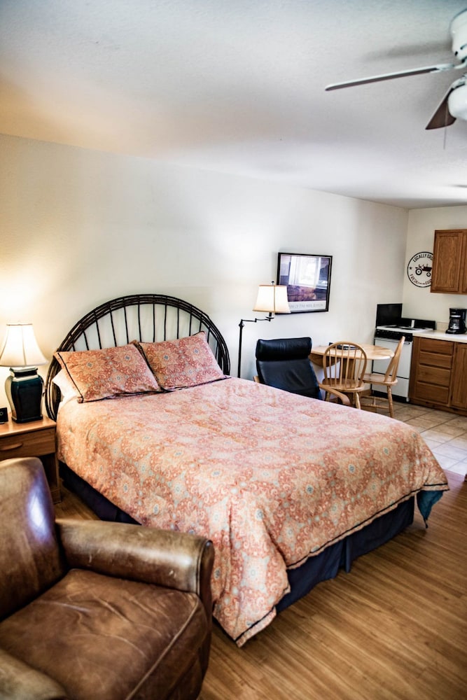 Rocky Mountain Inn 33/50