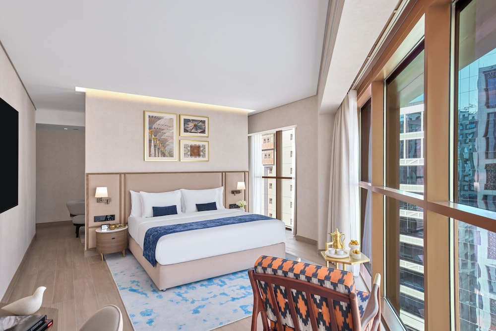3 Bedrooms, Connecting, Club, Suite, 1 King and 4 Single Beds