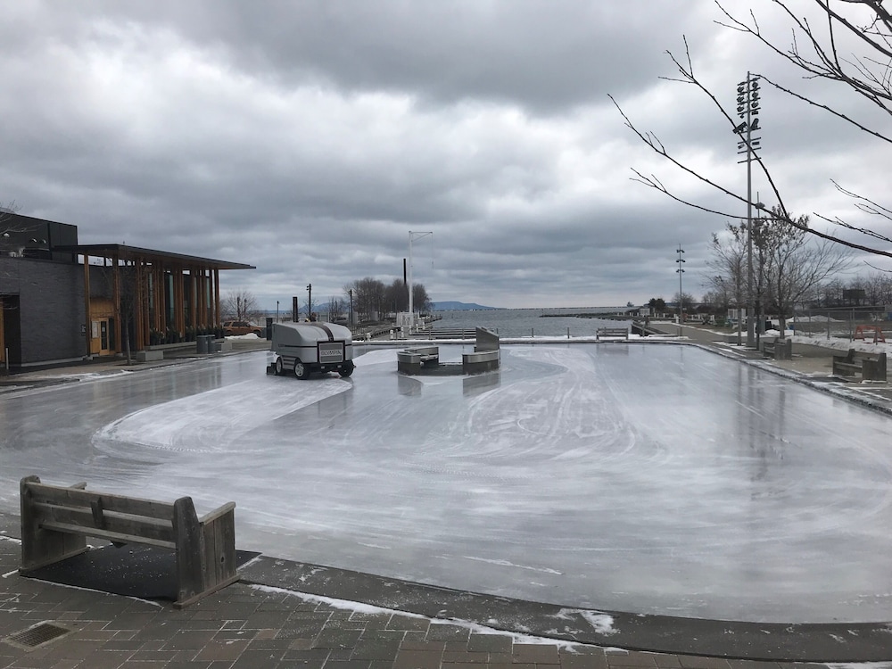 Delta Hotels By Marriott Thunder Bay 24/51